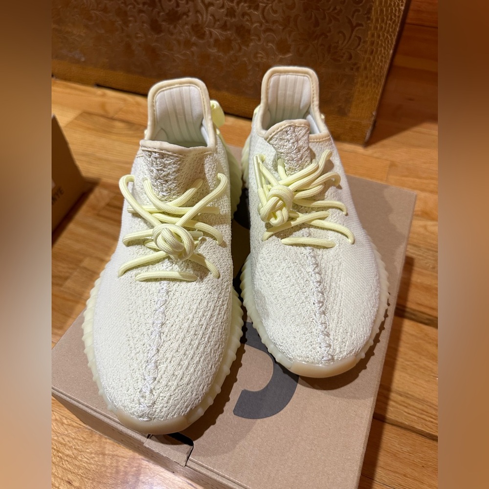 Men’s size 6 Yeezy boost 350 V2 butter NEVER WORN - Picture 4 of 5